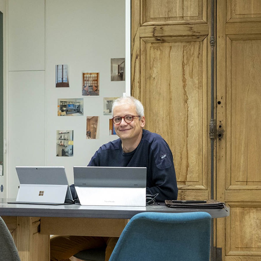 Portrait-gerant-artisan-menuisier-Lyon-diplome